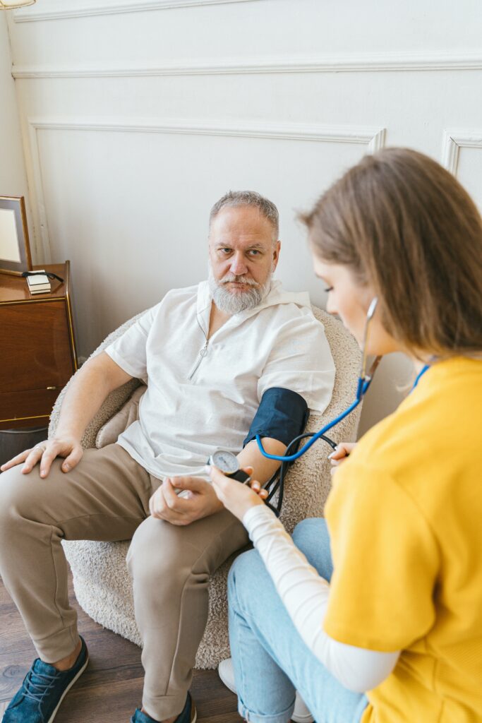 Accompagnement humain et coordination des services pour le maintien à domicile des seniors
